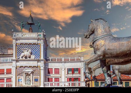 VENEDIG, ITALIEN - 17. MÄRZ 2023: Blick vom Balkon auf den Markusdom mit den Nachbildungen der Markuspferde im Vordergrund. Torre dell'Orol Stockfoto