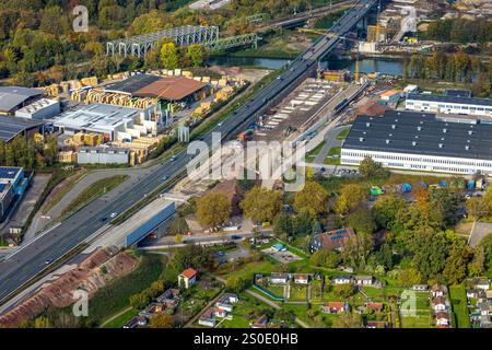 Aus der Vogelperspektive, Emschertalbrücke der Autobahn A43 und Eisenbahnbrücke über Emscher und Rhein-Herne-Kanal, Caspari GmbH & Co. KG blass Stockfoto