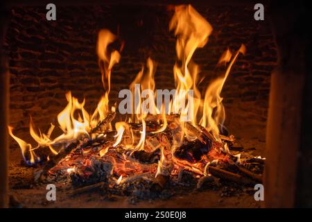 Flammen in einem traditionellen Holzofen Stockfoto