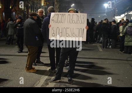 Tiflis, Georgien - 11. Dezember 2024 - Pro-europäische Demonstranten in der Nähe des Parlamentsgebäudes. (Foto: Markku Rainer Peltonen) Stockfoto