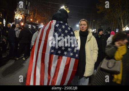 Tiflis, Georgien - 11. Dezember 2024 - Pro-europäische Demonstranten in der Nähe des Parlamentsgebäudes. (Foto: Markku Rainer Peltonen) Stockfoto