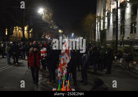 Tiflis, Georgien - 11. Dezember 2024 - Pro-europäische Demonstranten in der Nähe des Parlamentsgebäudes. (Foto: Markku Rainer Peltonen) Stockfoto