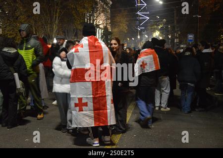 Tiflis, Georgien - 11. Dezember 2024 - Pro-europäische Demonstranten in der Nähe des Parlamentsgebäudes. (Foto: Markku Rainer Peltonen) Stockfoto