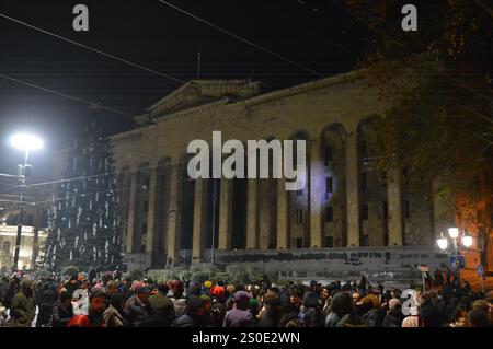 Tiflis, Georgien - 11. Dezember 2024 - Pro-europäische Demonstranten in der Nähe des Parlamentsgebäudes. (Foto: Markku Rainer Peltonen) Stockfoto