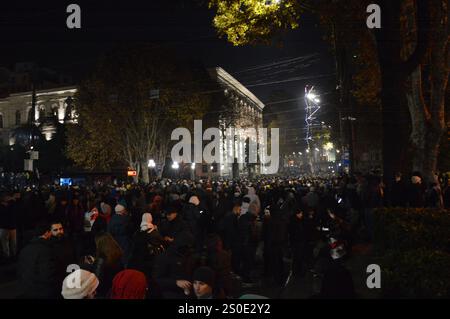 Tiflis, Georgien - 11. Dezember 2024 - Pro-europäische Demonstranten in der Nähe des Parlamentsgebäudes. (Foto: Markku Rainer Peltonen) Stockfoto