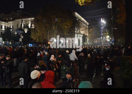Tiflis, Georgien - 11. Dezember 2024 - Pro-europäische Demonstranten in der Nähe des Parlamentsgebäudes. (Foto: Markku Rainer Peltonen) Stockfoto