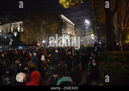 Tiflis, Georgien - 11. Dezember 2024 - Pro-europäische Demonstranten in der Nähe des Parlamentsgebäudes. (Foto: Markku Rainer Peltonen) Stockfoto