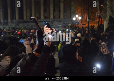 Tiflis, Georgien - 11. Dezember 2024 - Pro-europäische Demonstranten in der Nähe des Parlamentsgebäudes. (Foto: Markku Rainer Peltonen) Stockfoto