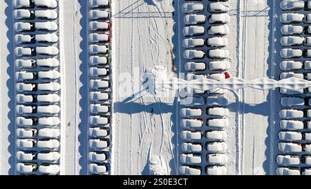 Luftaufnahme von schneebedeckten unverkauften Autos auf einem Parkplatz Stockfoto