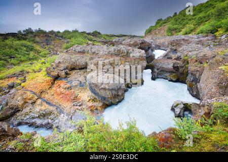 Barnafoss Wasserfall in der Nähe von Hraunfossar in Borgarfjörður, im Westen Islands Stockfoto