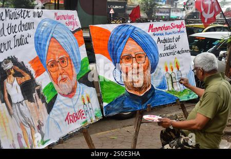 MUMBAI, INDIEN - 27. DEZEMBER: Ein Künstler der Gurukul School of Art zeichnet am 27. Dezember 2024 in Mumbai, Indien ein Gemälde des ehemaligen indischen Premierministers Manmohan Singh. Der ehemalige indische Premierminister Manmohan Singh ist im Alter von 92 Jahren gestorben. Singh wurde am 26. September 1932 in einem verlassenen Dorf in der Provinz Punjab geboren. Singh war einer der am längsten amtierenden Premierminister Indiens und galt als Architekt wichtiger liberalisierender Wirtschaftsreformen, als Premierminister ab 2004-2014 und davor als Finanzminister. (Foto: Bhushan Koyande/Hindustan Times/SIP Stockfoto