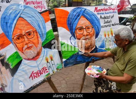 MUMBAI, INDIEN - 27. DEZEMBER: Ein Künstler der Gurukul School of Art zeichnet am 27. Dezember 2024 in Mumbai, Indien ein Gemälde des ehemaligen indischen Premierministers Manmohan Singh. Der ehemalige indische Premierminister Manmohan Singh ist im Alter von 92 Jahren gestorben. Singh wurde am 26. September 1932 in einem verlassenen Dorf in der Provinz Punjab geboren. Singh war einer der am längsten amtierenden Premierminister Indiens und galt als Architekt wichtiger liberalisierender Wirtschaftsreformen, als Premierminister ab 2004-2014 und davor als Finanzminister. (Foto: Bhushan Koyande/Hindustan Times/SIP Stockfoto