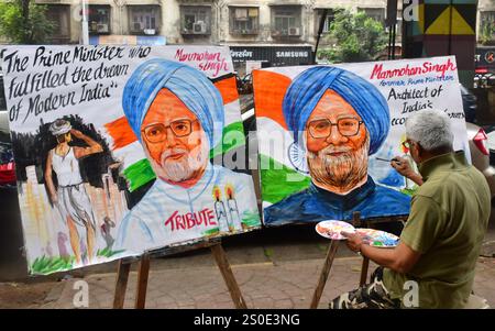 MUMBAI, INDIEN - 27. DEZEMBER: Ein Künstler der Gurukul School of Art zeichnet am 27. Dezember 2024 in Mumbai, Indien ein Gemälde des ehemaligen indischen Premierministers Manmohan Singh. Der ehemalige indische Premierminister Manmohan Singh ist im Alter von 92 Jahren gestorben. Singh wurde am 26. September 1932 in einem verlassenen Dorf in der Provinz Punjab geboren. Singh war einer der am längsten amtierenden Premierminister Indiens und galt als Architekt wichtiger liberalisierender Wirtschaftsreformen, als Premierminister ab 2004-2014 und davor als Finanzminister. (Foto: Bhushan Koyande/Hindustan Times/SIP Stockfoto