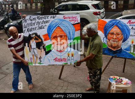 MUMBAI, INDIEN - 27. DEZEMBER: Ein Künstler der Gurukul School of Art zeichnet am 27. Dezember 2024 in Mumbai, Indien ein Gemälde des ehemaligen indischen Premierministers Manmohan Singh. Der ehemalige indische Premierminister Manmohan Singh ist im Alter von 92 Jahren gestorben. Singh wurde am 26. September 1932 in einem verlassenen Dorf in der Provinz Punjab geboren. Singh war einer der am längsten amtierenden Premierminister Indiens und galt als Architekt wichtiger liberalisierender Wirtschaftsreformen, als Premierminister ab 2004-2014 und davor als Finanzminister. (Foto: Bhushan Koyande/Hindustan Times/SIP Stockfoto