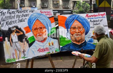 MUMBAI, INDIEN - 27. DEZEMBER: Ein Künstler der Gurukul School of Art zeichnet am 27. Dezember 2024 in Mumbai, Indien ein Gemälde des ehemaligen indischen Premierministers Manmohan Singh. Der ehemalige indische Premierminister Manmohan Singh ist im Alter von 92 Jahren gestorben. Singh wurde am 26. September 1932 in einem verlassenen Dorf in der Provinz Punjab geboren. Singh war einer der am längsten amtierenden Premierminister Indiens und galt als Architekt wichtiger liberalisierender Wirtschaftsreformen, als Premierminister ab 2004-2014 und davor als Finanzminister. (Foto: Bhushan Koyande/Hindustan Times/SIP Stockfoto