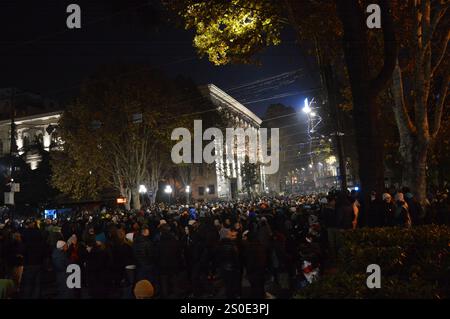 Tiflis, Georgien - 11. Dezember 2024 - Pro-europäische Demonstranten in der Nähe des Parlamentsgebäudes. (Foto: Markku Rainer Peltonen) Stockfoto