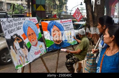 MUMBAI, INDIEN - 27. DEZEMBER: Ein Künstler der Gurukul School of Art zeichnet am 27. Dezember 2024 in Mumbai, Indien ein Gemälde des ehemaligen indischen Premierministers Manmohan Singh. Der ehemalige indische Premierminister Manmohan Singh ist im Alter von 92 Jahren gestorben. Singh wurde am 26. September 1932 in einem verlassenen Dorf in der Provinz Punjab geboren. Singh war einer der am längsten amtierenden Premierminister Indiens und galt als Architekt wichtiger liberalisierender Wirtschaftsreformen, als Premierminister ab 2004-2014 und davor als Finanzminister. (Foto: Bhushan Koyande/Hindustan Times/SIP Stockfoto