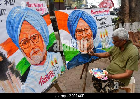 MUMBAI, INDIEN - 27. DEZEMBER: Ein Künstler der Gurukul School of Art zeichnet am 27. Dezember 2024 in Mumbai, Indien ein Gemälde des ehemaligen indischen Premierministers Manmohan Singh. Der ehemalige indische Premierminister Manmohan Singh ist im Alter von 92 Jahren gestorben. Singh wurde am 26. September 1932 in einem verlassenen Dorf in der Provinz Punjab geboren. Singh war einer der am längsten amtierenden Premierminister Indiens und galt als Architekt wichtiger liberalisierender Wirtschaftsreformen, als Premierminister ab 2004-2014 und davor als Finanzminister. (Foto: Bhushan Koyande/Hindustan Times/SIP Stockfoto