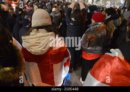 Tiflis, Georgien - 11. Dezember 2024 - Pro-europäische Demonstranten in der Nähe des Parlamentsgebäudes. (Foto: Markku Rainer Peltonen) Stockfoto