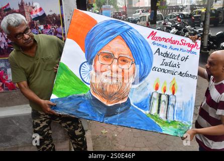 MUMBAI, INDIEN - 27. DEZEMBER: Ein Künstler der Gurukul School of Art zeichnet am 27. Dezember 2024 in Mumbai, Indien ein Gemälde des ehemaligen indischen Premierministers Manmohan Singh. Der ehemalige indische Premierminister Manmohan Singh ist im Alter von 92 Jahren gestorben. Singh wurde am 26. September 1932 in einem verlassenen Dorf in der Provinz Punjab geboren. Singh war einer der am längsten amtierenden Premierminister Indiens und galt als Architekt wichtiger liberalisierender Wirtschaftsreformen, als Premierminister ab 2004-2014 und davor als Finanzminister. (Foto: Bhushan Koyande/Hindustan Times/SIP Stockfoto