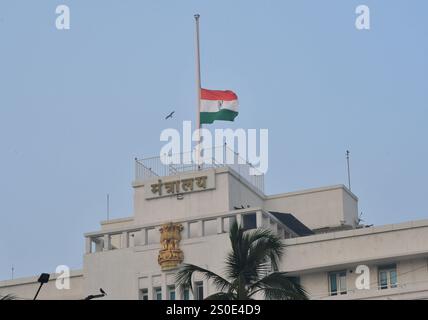 MUMBAI, INDIEN - 27. DEZEMBER: Indische Nationalflagge fliegt am 27. Dezember 2024 in Mumbai, Indien, als Zeichen des Respekts zum ehemaligen indischen Premierminister Manmohan Singh. Der ehemalige indische Premierminister Manmohan Singh ist im Alter von 92 Jahren gestorben. Singh wurde am 26. September 1932 in einem verlassenen Dorf in der Provinz Punjab geboren. Singh war einer der am längsten amtierenden Premierminister Indiens und galt als Architekt wichtiger liberalisierender Wirtschaftsreformen, als Premierminister ab 2004-2014 und davor als Finanzminister. (Foto: Bhushan Koyande/Hindustan T Stockfoto