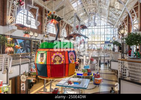 Große farbenfrohe Weihnachtsdekoration im Einkaufszentrum Victoria Wharf an der V&A Waterfront in Kapstadt, Südafrika am 5. Dezember Stockfoto