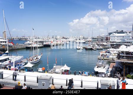 Hafen von Kapstadt von der V&A Waterfront in Kapstadt, Südafrika am 5. Dezember 2024 Stockfoto