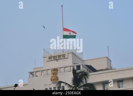 MUMBAI, INDIEN - 27. DEZEMBER: Indische Nationalflagge fliegt am 27. Dezember 2024 in Mumbai, Indien, als Zeichen des Respekts zum ehemaligen indischen Premierminister Manmohan Singh. Der ehemalige indische Premierminister Manmohan Singh ist im Alter von 92 Jahren gestorben. Singh wurde am 26. September 1932 in einem verlassenen Dorf in der Provinz Punjab geboren. Singh war einer der am längsten amtierenden Premierminister Indiens und galt als Architekt wichtiger liberalisierender Wirtschaftsreformen, als Premierminister ab 2004-2014 und davor als Finanzminister. (Foto: Bhushan Koyande/Hindustan T Stockfoto