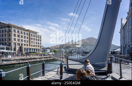 Die Hängebrücke wurde am 5. Dezember 2024 an der V&A Waterfront in Kapstadt, Südafrika, eröffnet Stockfoto