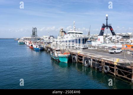 Fischerboote legten am 5. Dezember 2024 an der V&A Waterfront in Kapstadt, Südafrika, an Stockfoto