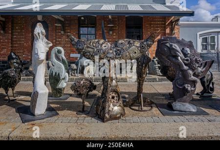 Große moderne Skulpturen zum Verkauf vor dem Gebäude der African Trading Post an der V&A Waterfront in Kapstadt, Südafrika am 5. Dezember 2024 Stockfoto