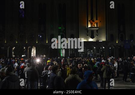 Tiflis, Georgien - 11. Dezember 2024 - Pro-europäische Demonstranten in der Nähe des Parlamentsgebäudes. (Foto: Markku Rainer Peltonen) Stockfoto