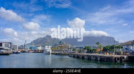 Panoramablick auf den Tafelberg und den Hafen von Kapstadt vom V&A Waterfront in Kapstadt, Südafrika am 5. Dezember 2024 Stockfoto