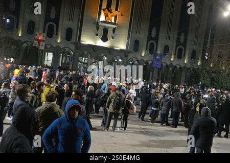 Tiflis, Georgien - 11. Dezember 2024 - Pro-europäische Demonstranten in der Nähe des Parlamentsgebäudes. (Foto: Markku Rainer Peltonen) Stockfoto