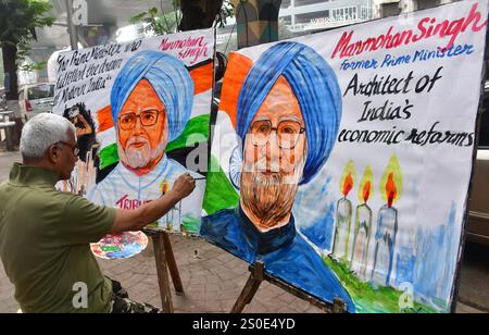 MUMBAI, INDIEN - 27. DEZEMBER: Ein Künstler der Gurukul School of Art zeichnet am 27. Dezember 2024 in Mumbai, Indien ein Gemälde des ehemaligen indischen Premierministers Manmohan Singh. Der ehemalige indische Premierminister Manmohan Singh ist im Alter von 92 Jahren gestorben. Singh wurde am 26. September 1932 in einem verlassenen Dorf in der Provinz Punjab geboren. Singh war einer der am längsten amtierenden Premierminister Indiens und galt als Architekt wichtiger liberalisierender Wirtschaftsreformen, als Premierminister ab 2004-2014 und davor als Finanzminister. (Foto: Bhushan Koyande/Hindustan Times/SIP Stockfoto