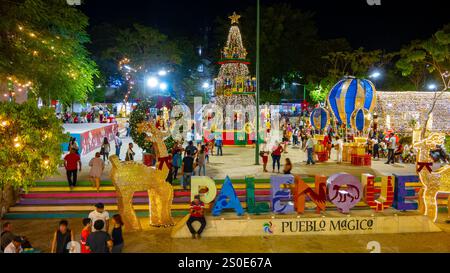 Palenque, Chiapas, Mexiko, Stadtbild des Parque Central Palenque mit Beleuchtung, nur Editorial. Stockfoto