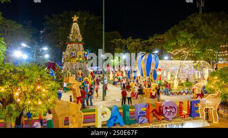 Palenque, Chiapas, Mexiko, Stadtbild des Parque Central Palenque mit Beleuchtung, nur Editorial. Stockfoto