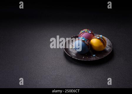 Süße Kakaobomben mit Marshmallows und Schokolade für die Zubereitung eines Getränks mit heißer Milch Stockfoto