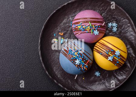 Süße Kakaobomben mit Marshmallows und Schokolade für die Zubereitung eines Getränks mit heißer Milch Stockfoto