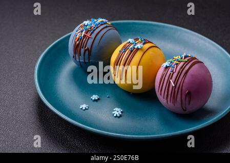 Süße Kakaobomben mit Marshmallows und Schokolade für die Zubereitung eines Getränks mit heißer Milch Stockfoto
