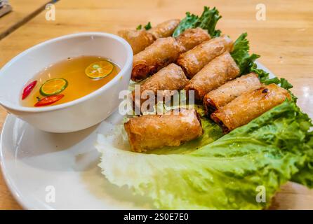 Frittierte Frühlingsbrötchen mit Sauce in einem lokalen vietnamesischen Street Food Restaurant. Authentisches vietnamesisches Street Food, vietnamesische Küche Stockfoto