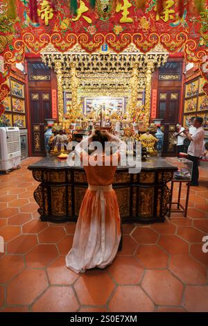 Georgetown, Penang, Malaysia – 17. Februar 2024: Frau betet am Chau Yuan Gong Tempel Altar zum chinesischen Neujahr am Chew Jetty Stockfoto