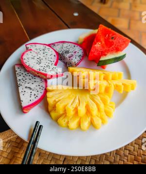 Traditionelle köstliche Obstplatte in Vietnam Hotel. Ananas, Wassermelone und Drachenfrucht. Teller mit frischem Obst auf einem Tisch Stockfoto