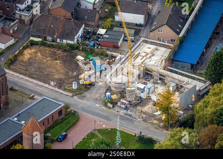 Aus der Vogelperspektive, katholische St.-Bartholomäus-Kirche, Baustelle für neues Feuerwehrhaus an der Ecke Münsterdeich/Bleichstraße, Isselburg, Lowe Stockfoto