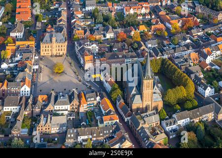 Aus der Vogelperspektive, Stadtzentrum mit katholischer Kirche St. Nicolai, historische Häuser mit Gastronomie am Marktplatz und Baum im Zentrum, historische Stadt h Stockfoto