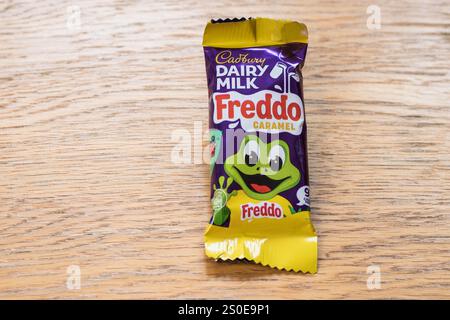 Cadburys Freddo Schokoladenriegel-Snack auf einem Tisch Stockfoto