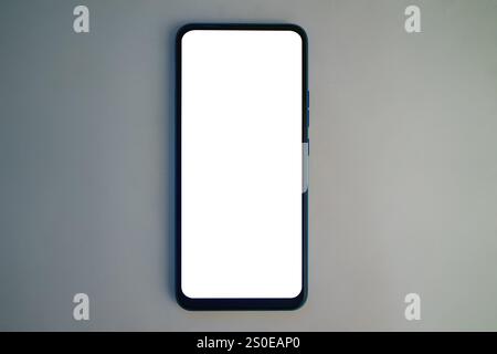 Ein schlankes, modernes Smartphone liegt auf einer glatten, neutralen Oberfläche mit einem völlig leeren Bildschirm. Ideal für die Präsentation von Apps, Designs oder anderen digitalen Fortsetzen Stockfoto