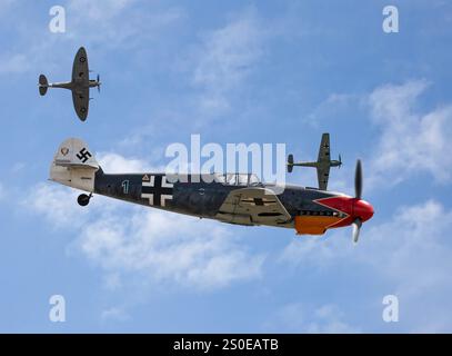 BF 109G und Bf 109E mit Spitfire V Stockfoto