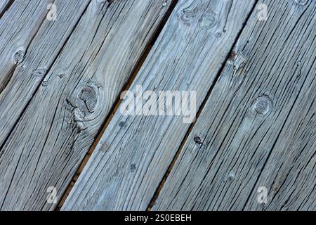 Aus nächster Nähe verwitterte Holzdielen mit natürlichen Kornmustern und Knoten. Stockfoto