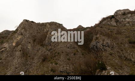 Aus der Vogelperspektive auf den Matka-See mit einem Staudamm-Kraftwerk und dem Treska-Fluss in Skopje, Mazedonien Stockfoto